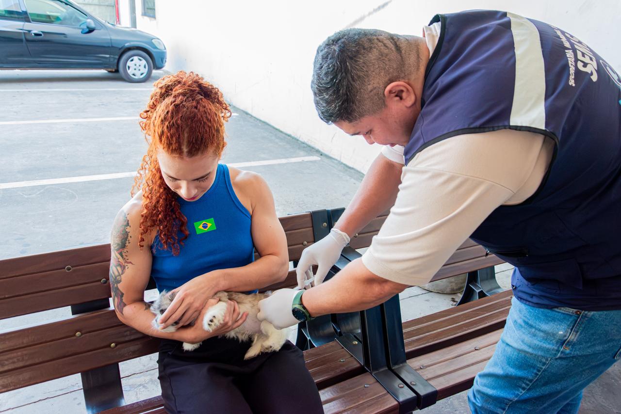 A Secretaria Municipal de Saúde orienta os tutores a apresentarem cães e gatos para vacinação. Caso o roteiro não seja concluído, as equipes retornarão no sábado seguinte. (Foto: Átilas Moura/Secom)