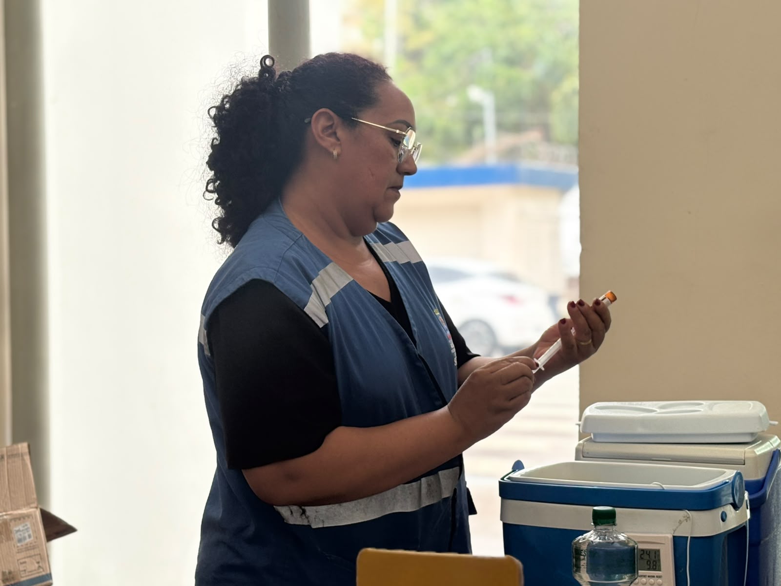“Estamos ofertando vacinas importantes para a prevenção, como antitetânica, tríplice viral, hepatite B, Covid-19 e febre amarela”, informou Francesca. (Foto: Ana Melo/Secom)