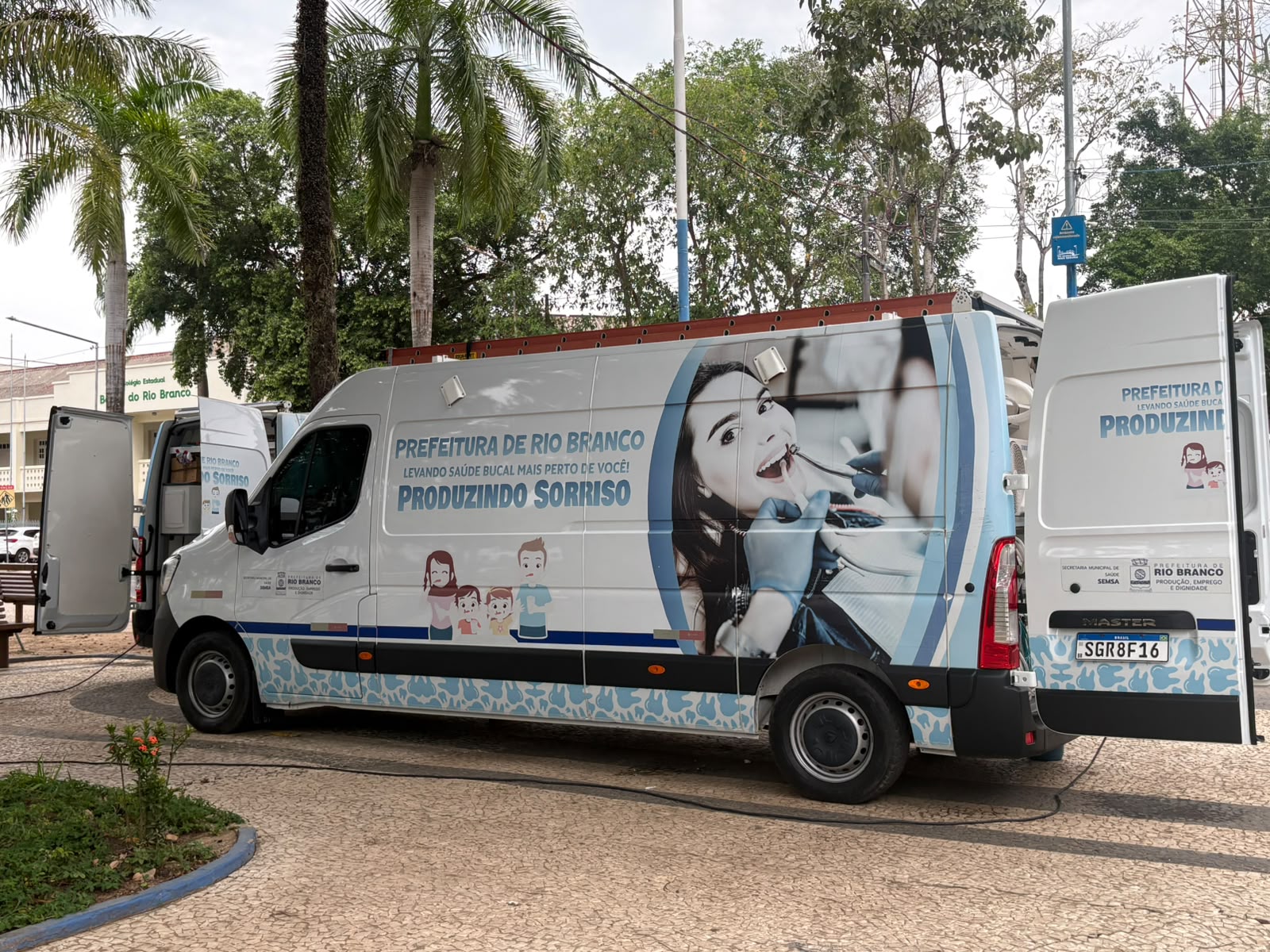 Nas vans odontológicas, os servidores têm acesso a serviços como limpeza, restaurações, extrações e orientações sobre saúde bucal. (Foto: Ana Melo/Secom)