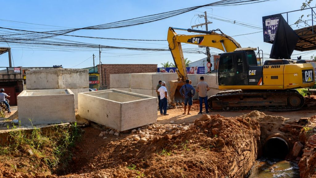 Prefeitura de Rio Branco instala terceira galeria para ampliar escoamento das águas na Baixada da Sobral 3 WhatsApp Image 2026 08 10 at 10.19.53 e1786375251817