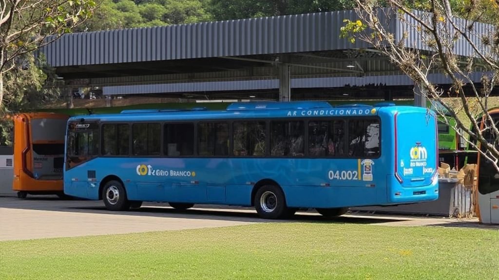 Prefeito de Rio Branco acompanha produção de novos ônibus e visita empresa que assumirá transporte coletivo de Rio Branco 2 WhatsApp Image 2026 08 12 at 14.51.24 e1786564393759