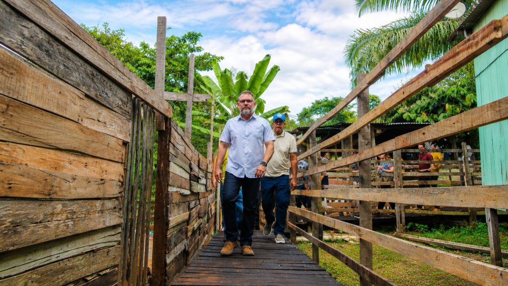 Prefeitura visita Escadaria do Papouco e garante melhorias de mobilidade para moradores da região 2 WhatsApp Image 2026 08 25 at 09.46.41 e1787669265453