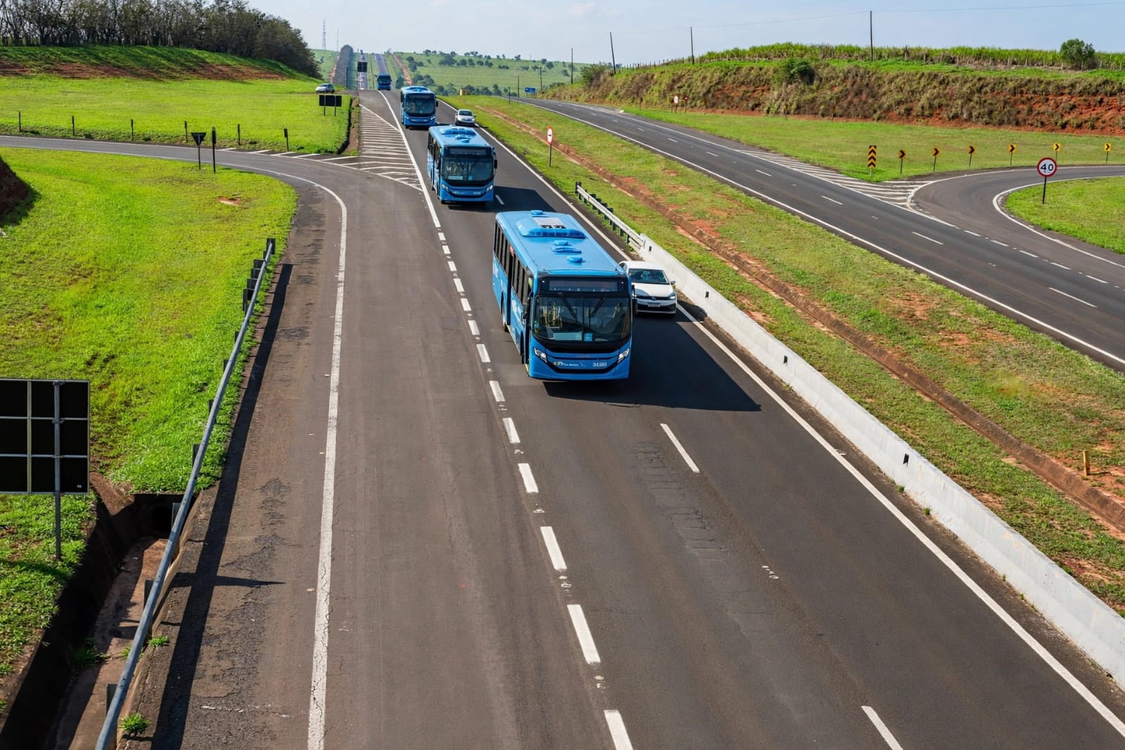 Transportadora informou que os motoristas viajarão das 5h às 21h, com descanso à noite. Os primeiros veículos devem chegar a Rio Branco na terça-feira (29). (Foto: Val Fernandes/Secom)