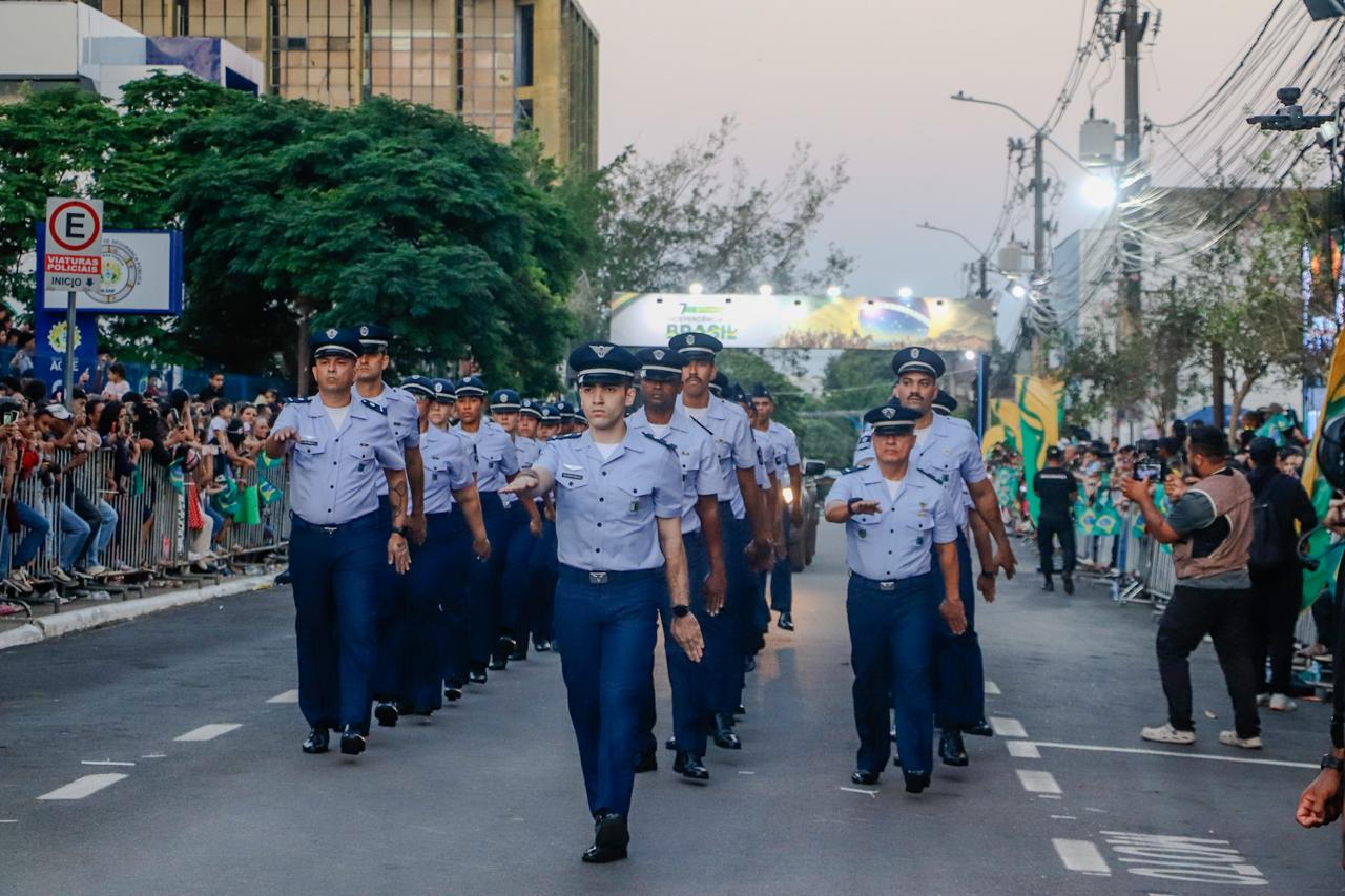 Foto da PM do Acre desfilando