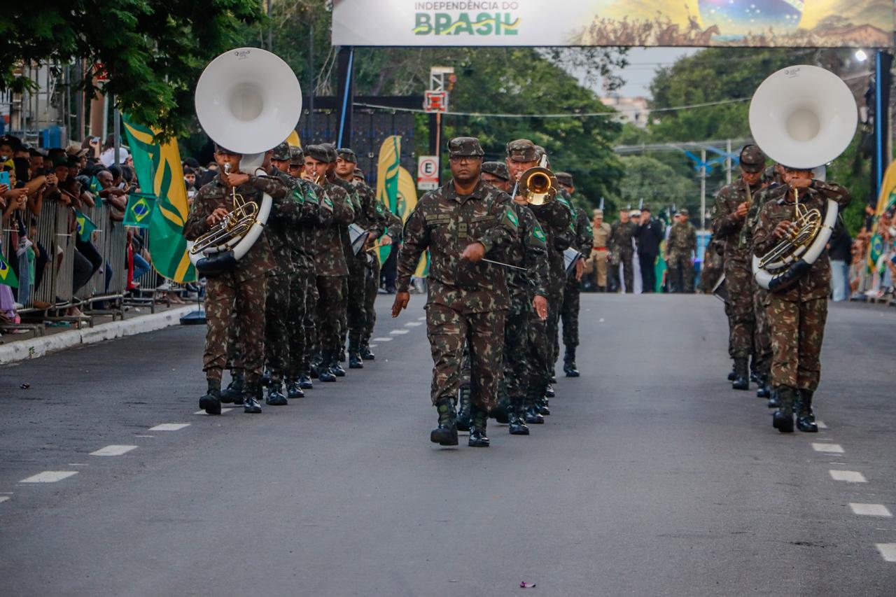 Foto do exército abrindo o desfile