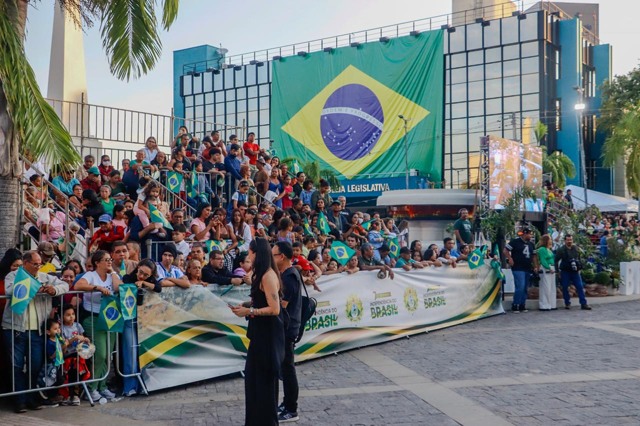 Foto da população aguardando o desfile