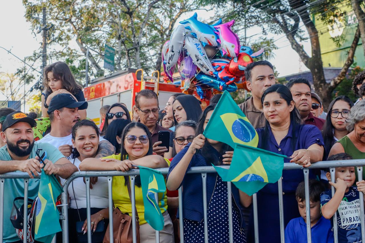 Foto da população prestigiando o evento
