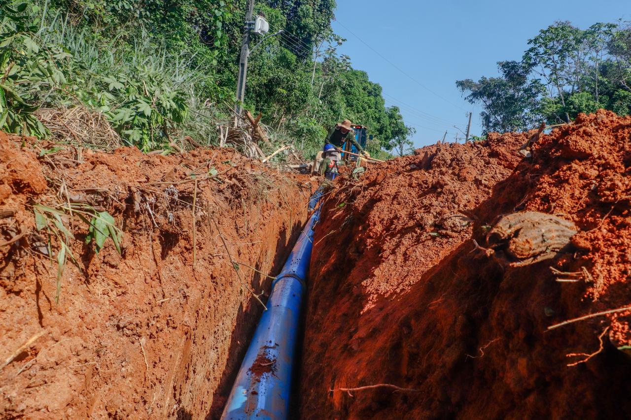 Abastecimento de agua na Estrada Aquiles Peret 18