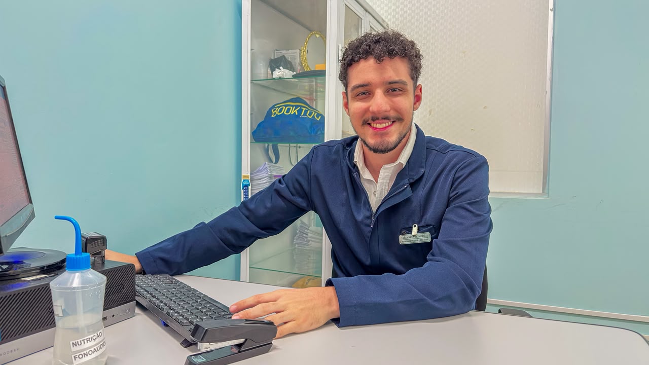 “A hidratação é fundamental, principalmente para quem fica exposto ao calor e transpira bastante. É importante ingerir líquidos ao longo do dia”, orientou Eduardo. (Foto: Átilas Moura/Secom)