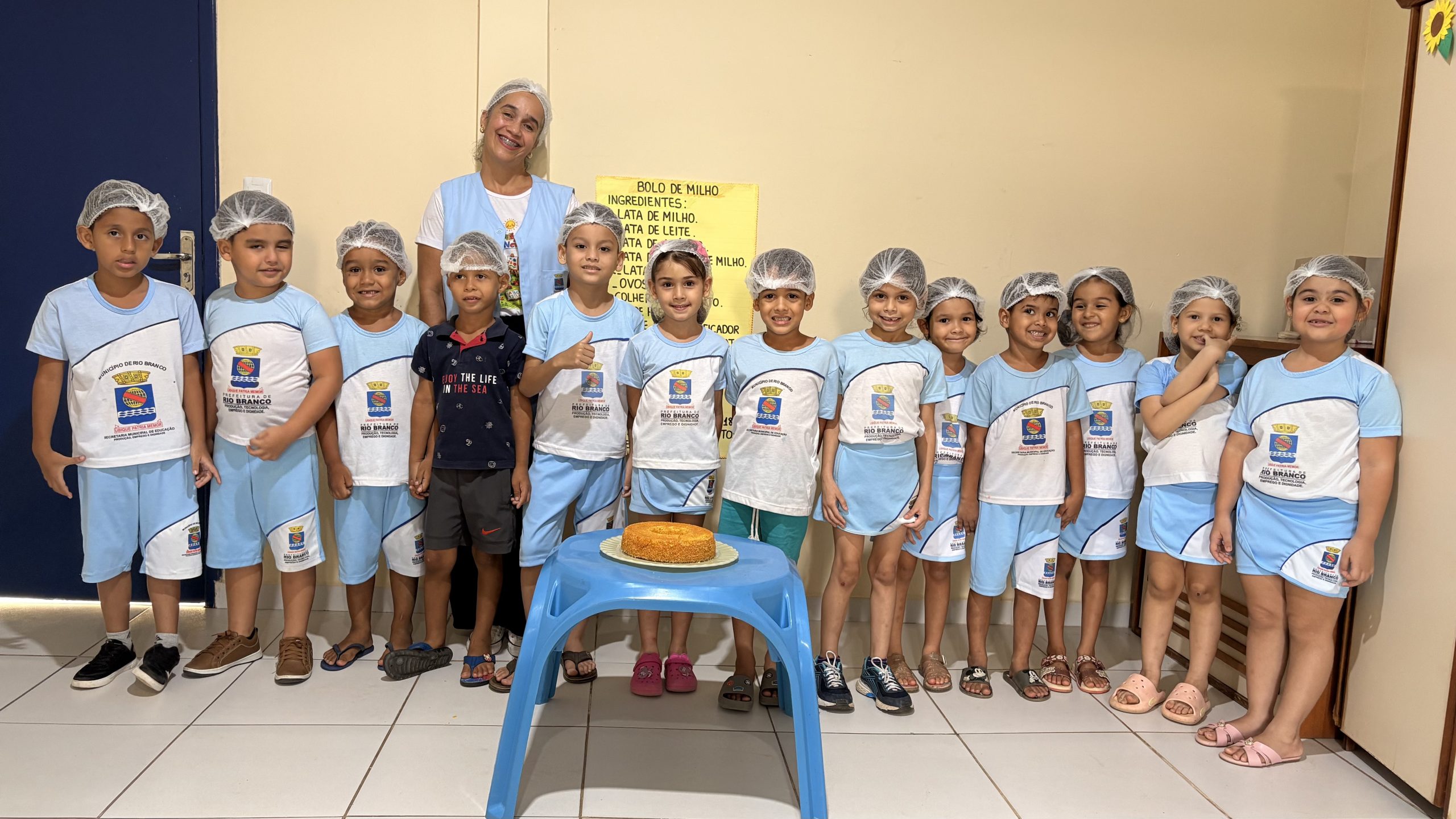 Fotos dos alunos realizando uma receita