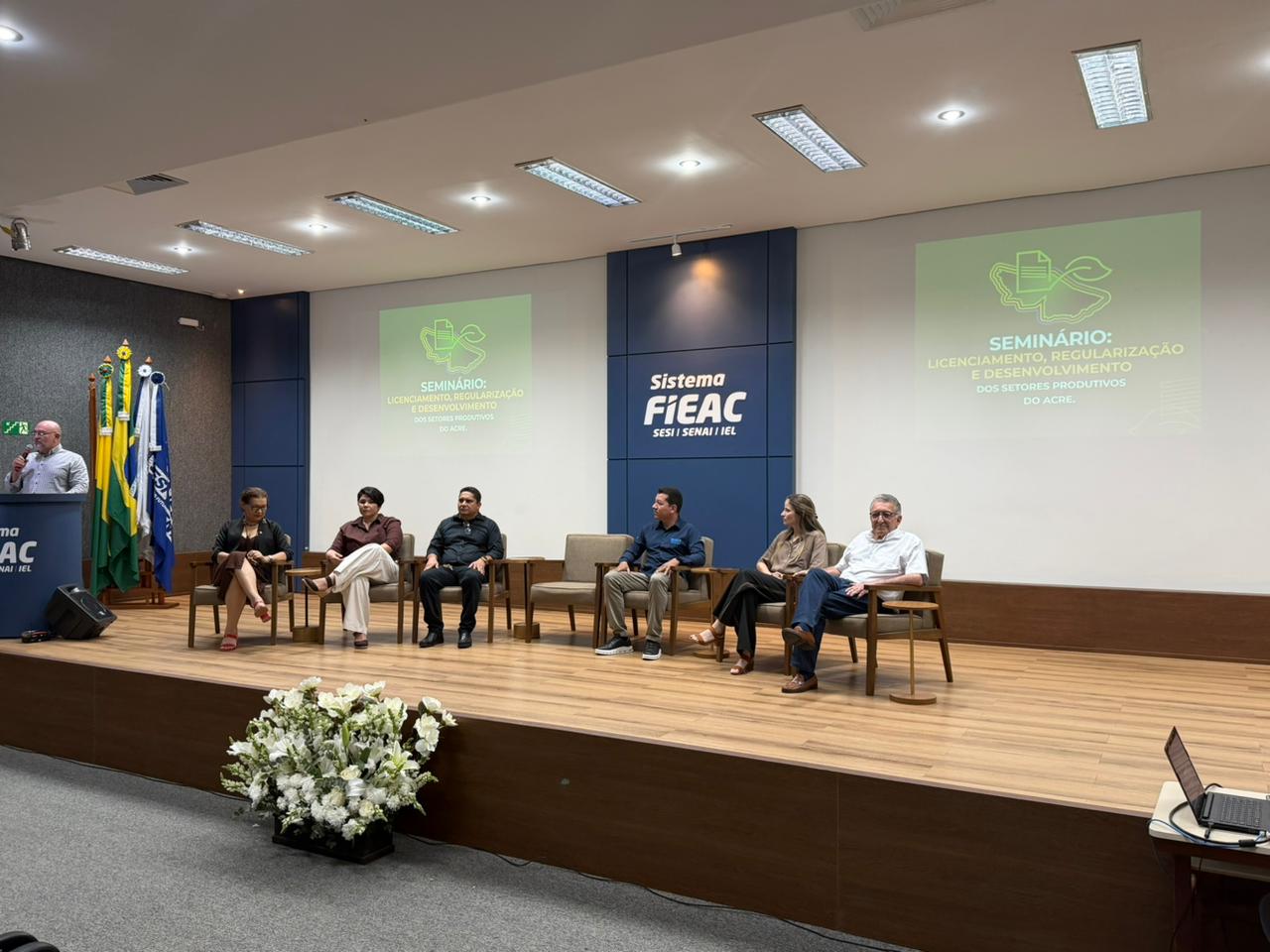 O encontro reuniu empresários, empreendedores, profissionais e representantes de instituições envolvidas nos processos de licenciamento e regularização. (Foto: Secom)