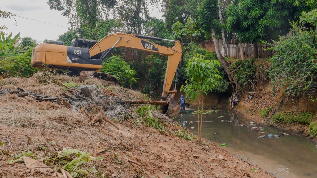 Prefeitura inicia limpeza de igarapé como parte do programa Cuidar Rio Branco 1 Limpeza de igarape MA 12 scaled e1789504438659