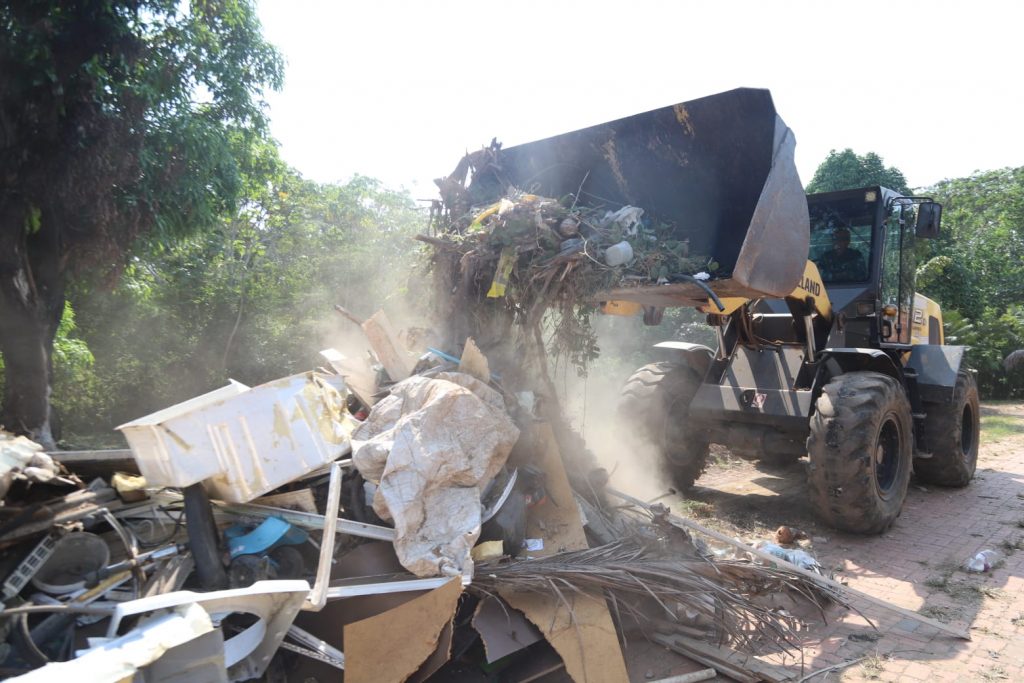 Prefeitura de Rio Branco intensifica limpeza e retira mais de 50 toneladas de resíduos no bairro Mocinha Magalhães 1 Limpeza e retirada de entulho Fotos Val Fernandes 4