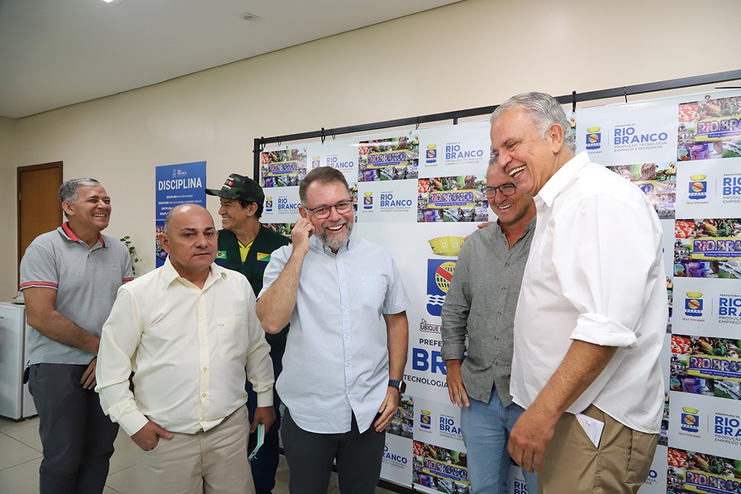 Foto do prefeito e convidados
