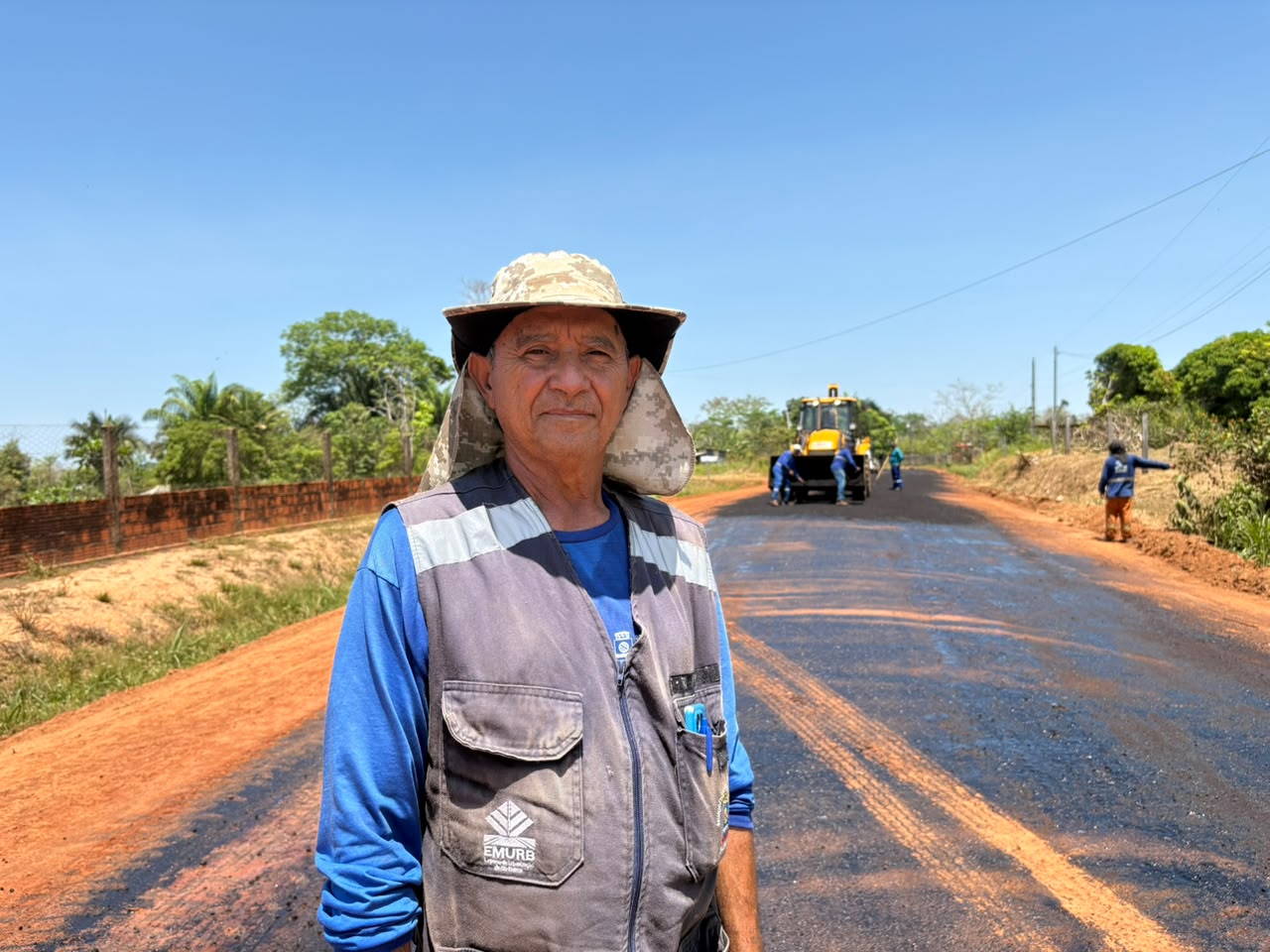 “Estamos com várias equipes atuando, avançando com a imprimação e o sarrafeamento. Nosso objetivo é garantir melhores condições para quem utiliza a estrada diariamente”, destacou Nildomar. (Foto: Katiussi Melo/Secom)