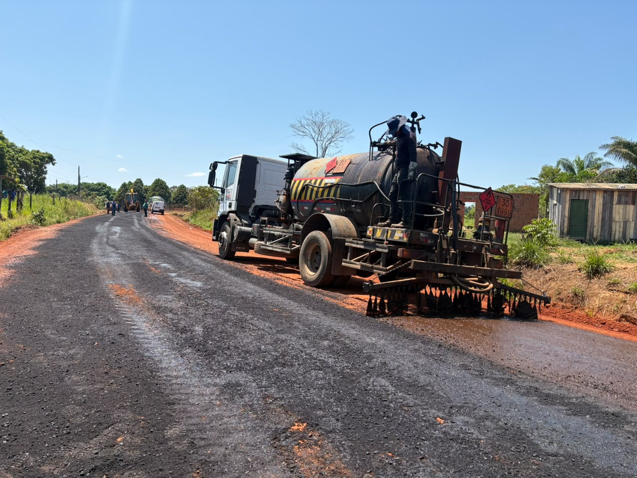 Equipes avançam na preparação do Ramal Boa Água, com serviços de imprimação e sarrafeamento para dar continuidade à pavimentação da via. (Foto: Katiussi Melo/Secom)