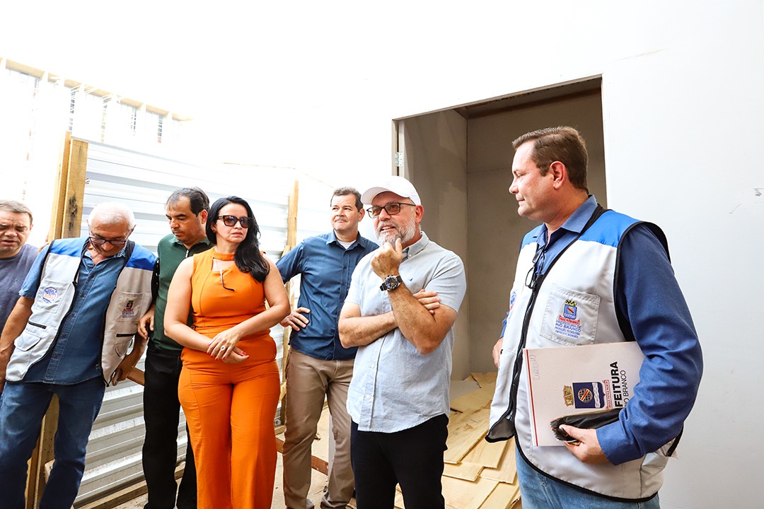 Foto de Alysson Bestene e equipe da Prefeitura