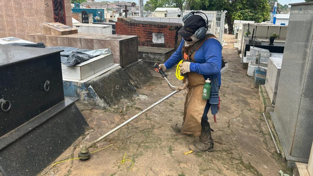 Prefeitura de Rio Branco intensifica limpeza do Cemitério São João Batista para o Dia de Finados 1 Limpeza do Cemiterio 4 e1793044051339