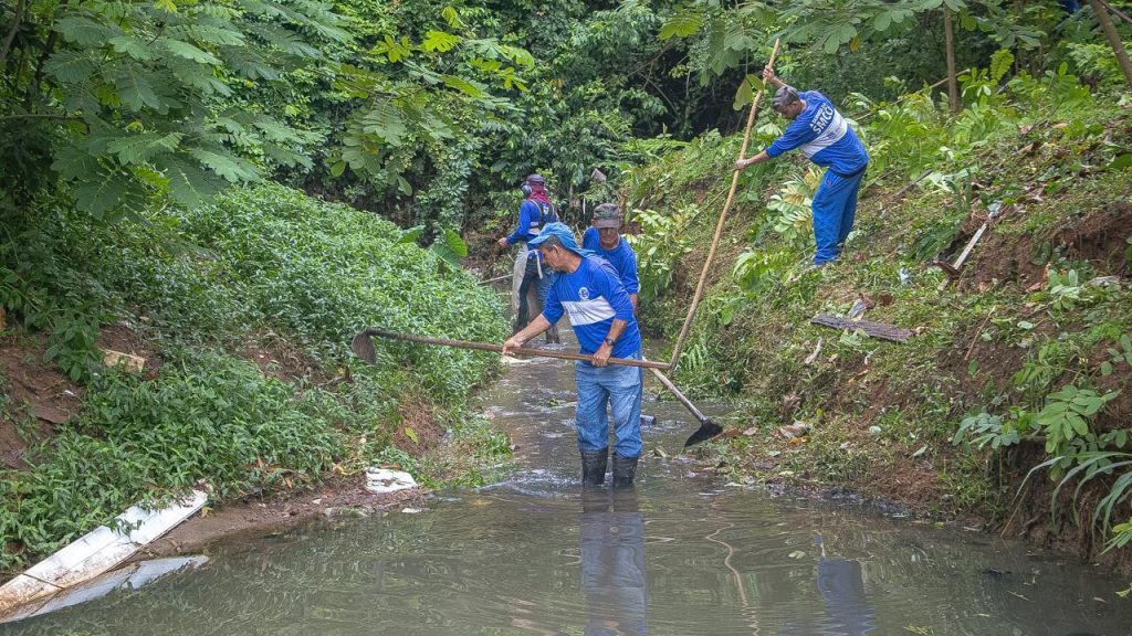 Prefeitura intensifica limpeza do Igarapé Fundo por meio do programa Cuidar Rio Branco 1 Limpeza do Igarape Fundo 17 e1792678843530