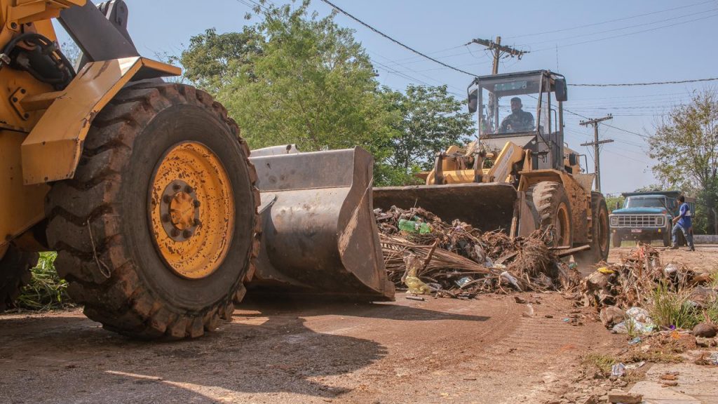 Prefeitura de Rio Branco realiza grande ação de limpeza e retira 18 toneladas de lixo no bairro Adalberto Aragão 3 Lixo Adalberto Aragao 3 e1791906957815