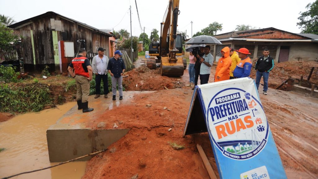 Prefeitura monitora igarapés após forte chuva e destaca importância das ações preventivas em Rio Branco 4 Prefeitura monitora igarapes 1 e1792176306456
