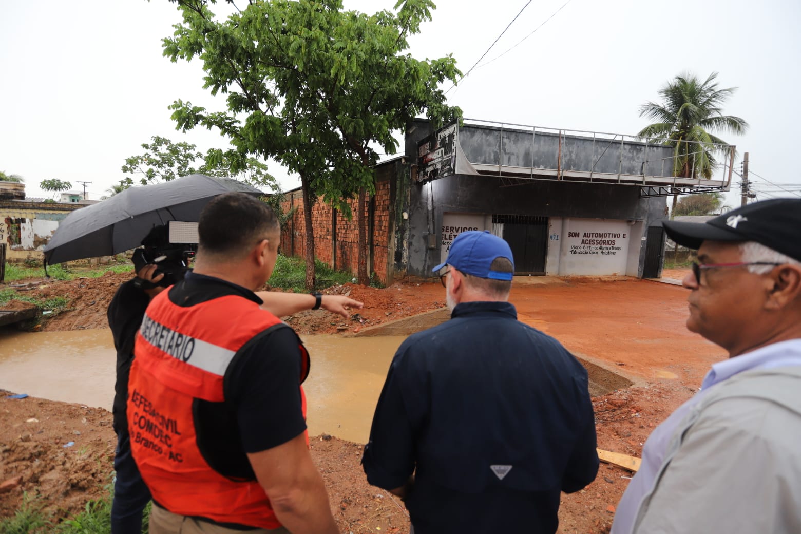 Prefeitura monitora igarapes 11