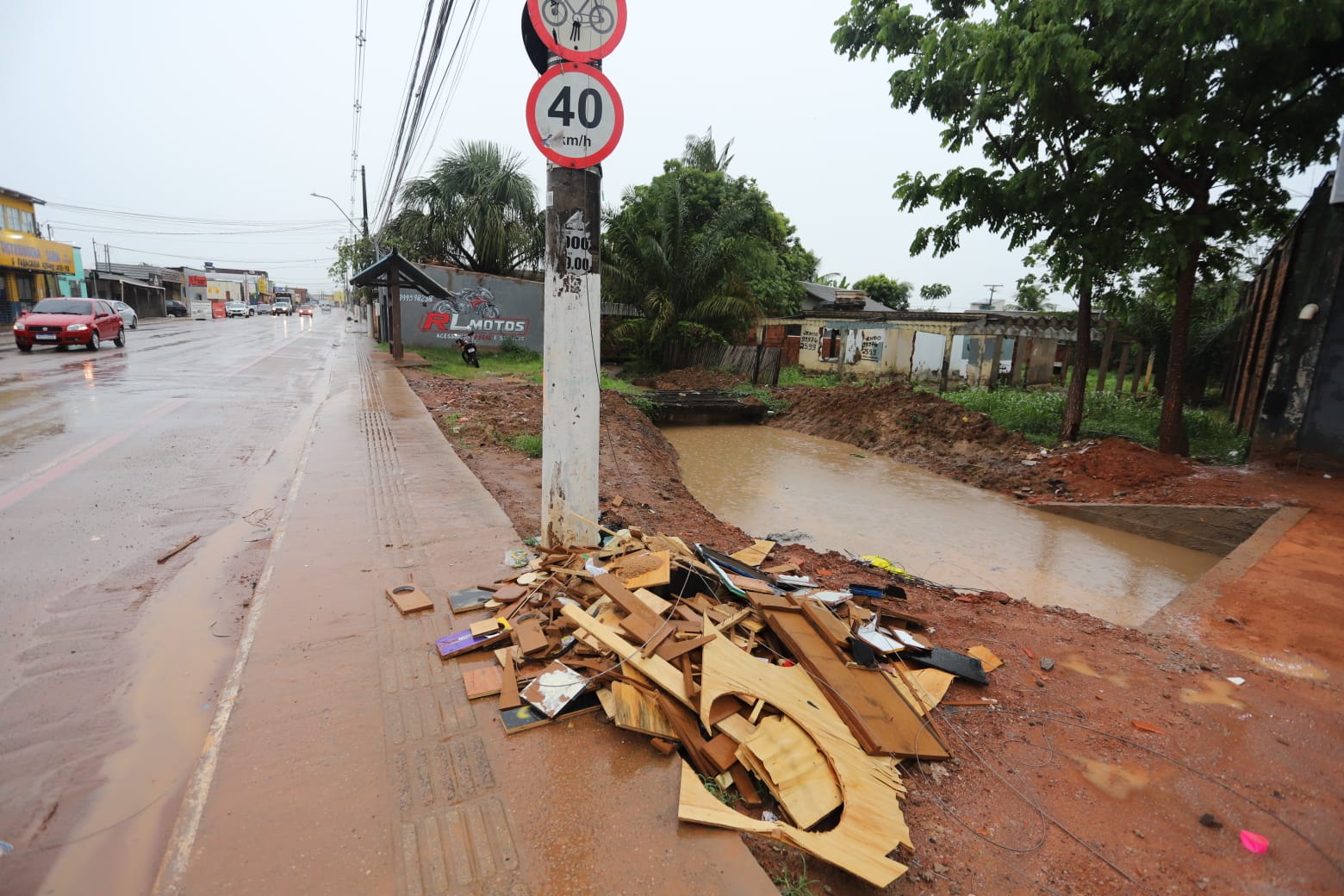 Prefeitura monitora igarapes 19