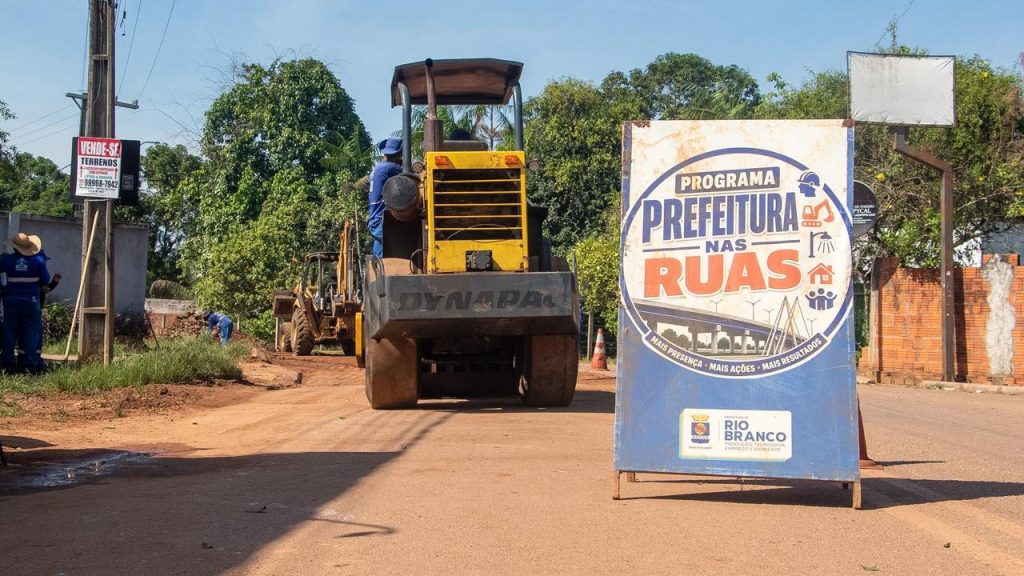 Prefeitura de Rio Branco realiza operação tapa-buraco na Estrada do Benfica para garantir segurança e mobilidade 1 Tapa buraco na Estrada do Benfica 11 e1792000577897