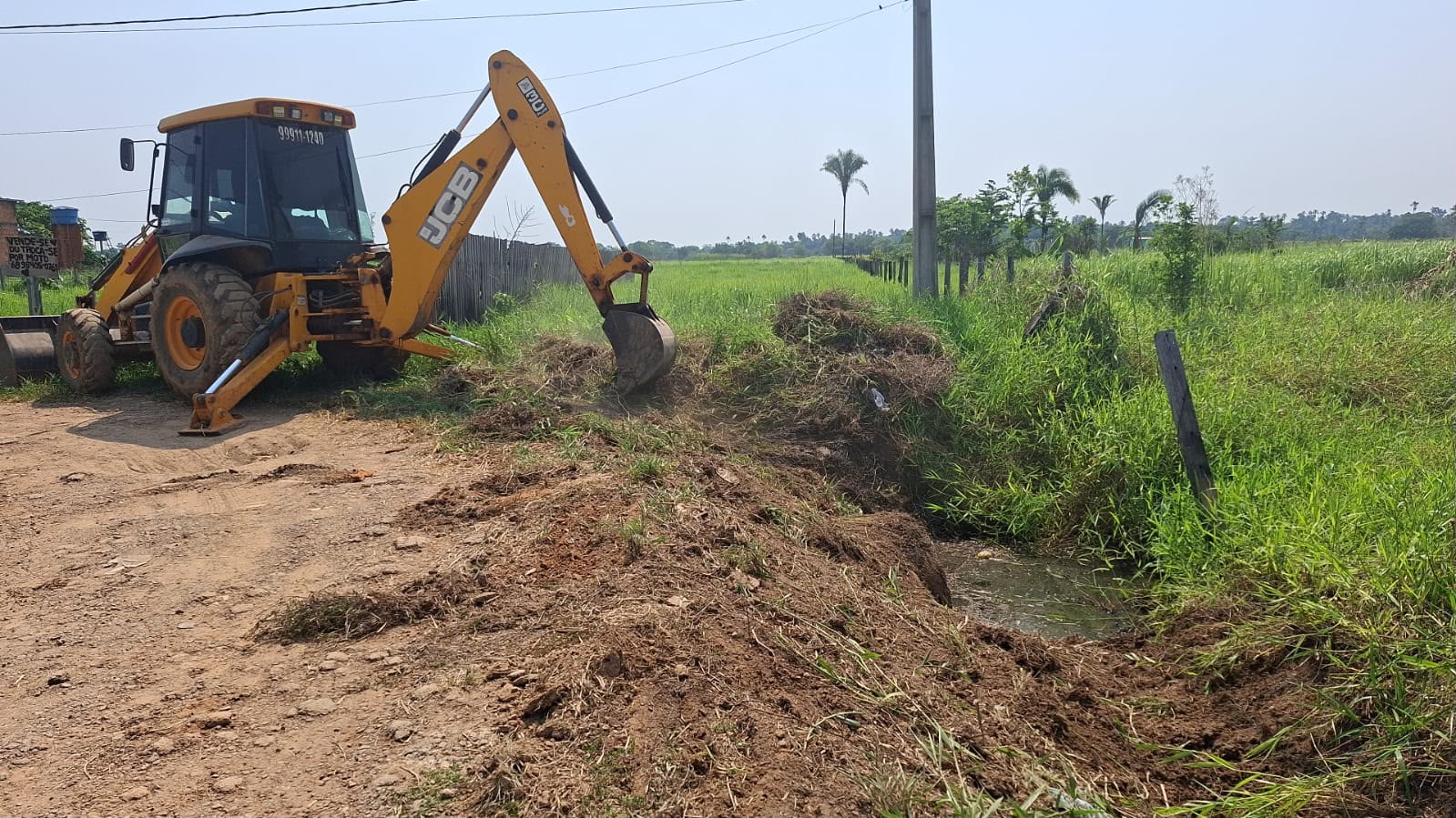 Prefeitura de Rio Branco executou serviços de terraplanagem, drenagem e manutenção de vias neste sábado, 10 1 WhatsApp Image 2026 10 10 at 13.41.15 2