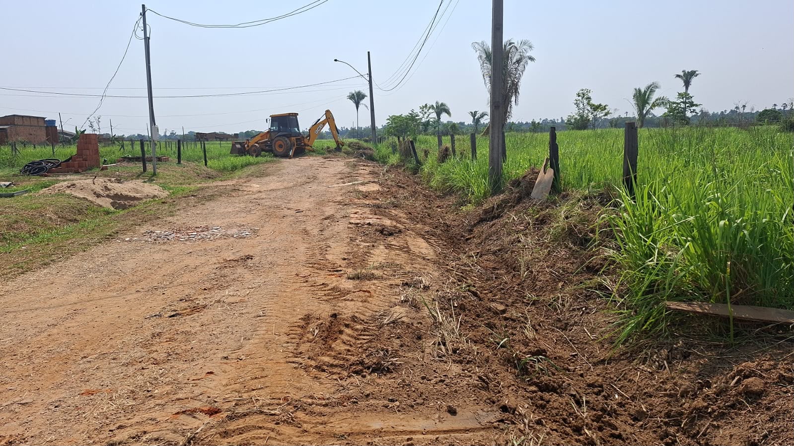 Prefeitura de Rio Branco executou serviços de terraplanagem, drenagem e manutenção de vias neste sábado, 10 2 WhatsApp Image 2026 10 10 at 13.41.15
