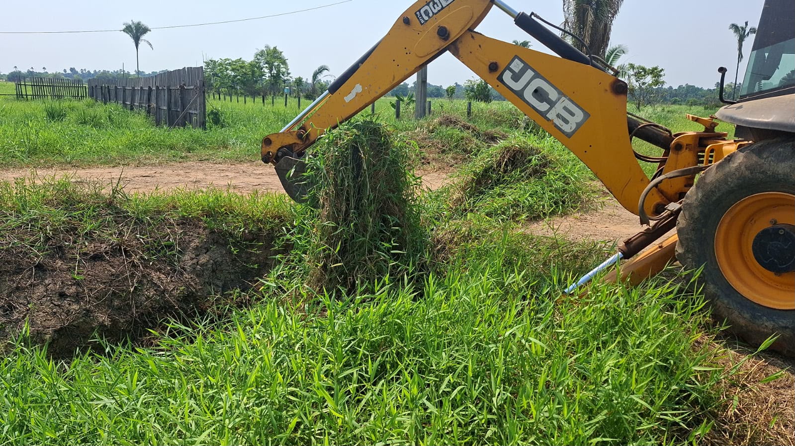 Prefeitura de Rio Branco executou serviços de terraplanagem, drenagem e manutenção de vias neste sábado, 10 6 WhatsApp Image 2026 10 10 at 13.41.16