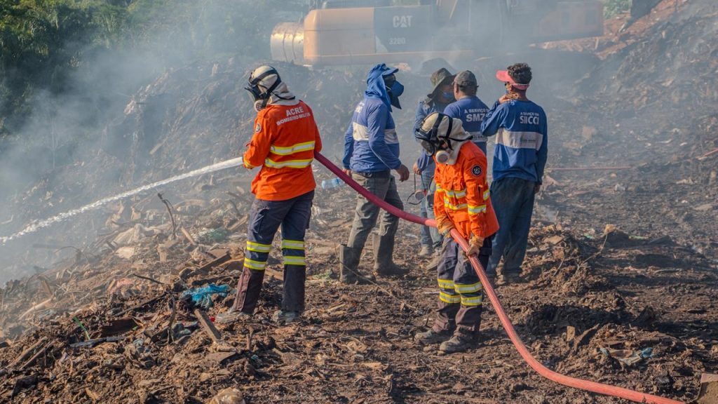 Prefeitura de Rio Branco mobiliza força-tarefa para conter incêndio no Aterro de Inertes e garantir segurança da população 2 contencao de incendio 21 e1792150737957