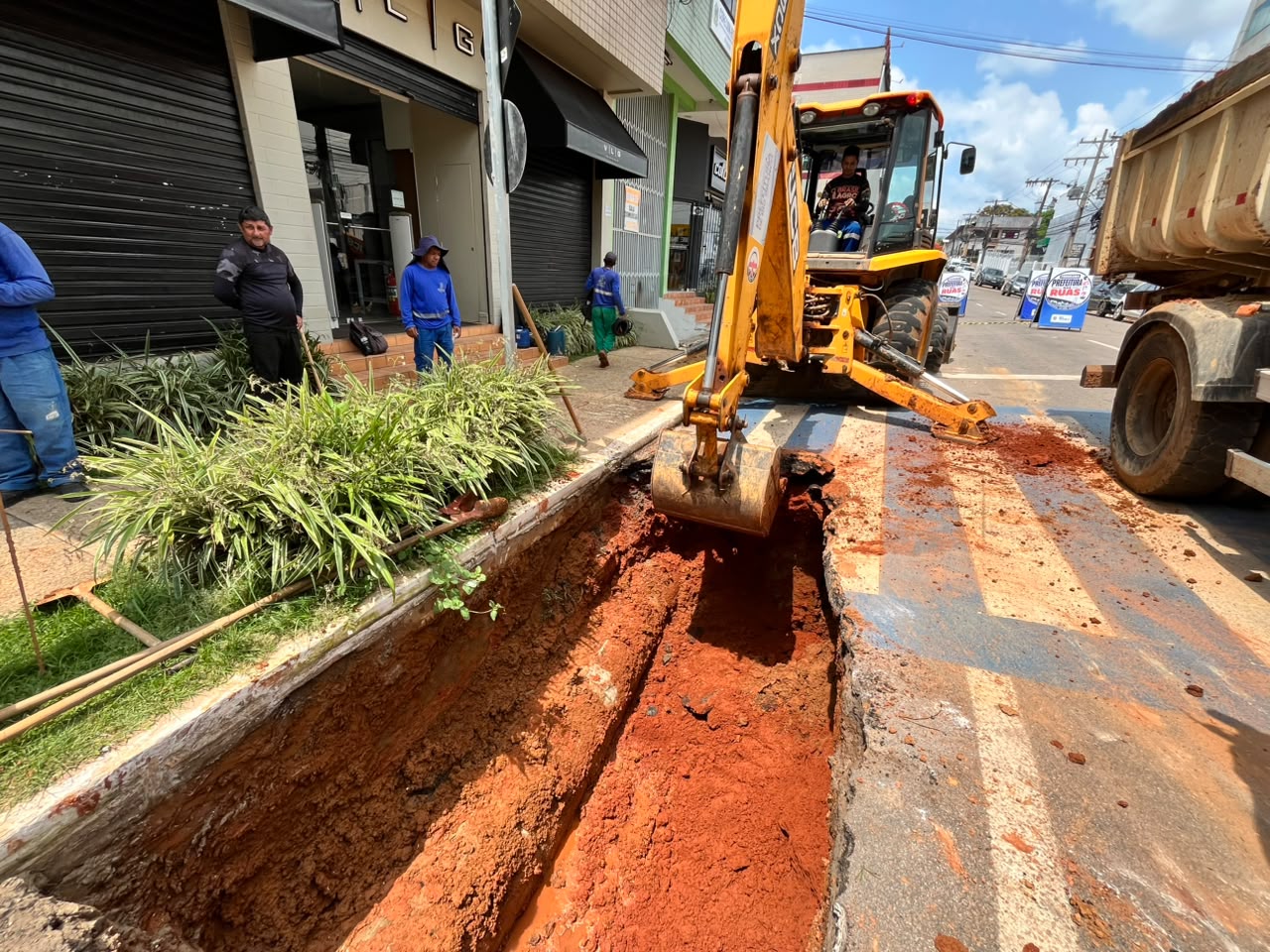 De acordo com as equipes responsáveis pela execução dos trabalhos, uma manilha de concreto cedeu, comprometendo a estrutura de drenagem e exigindo uma intervenção para recuperar a área afetada. (Foto: Marcos Araújo/Secom)