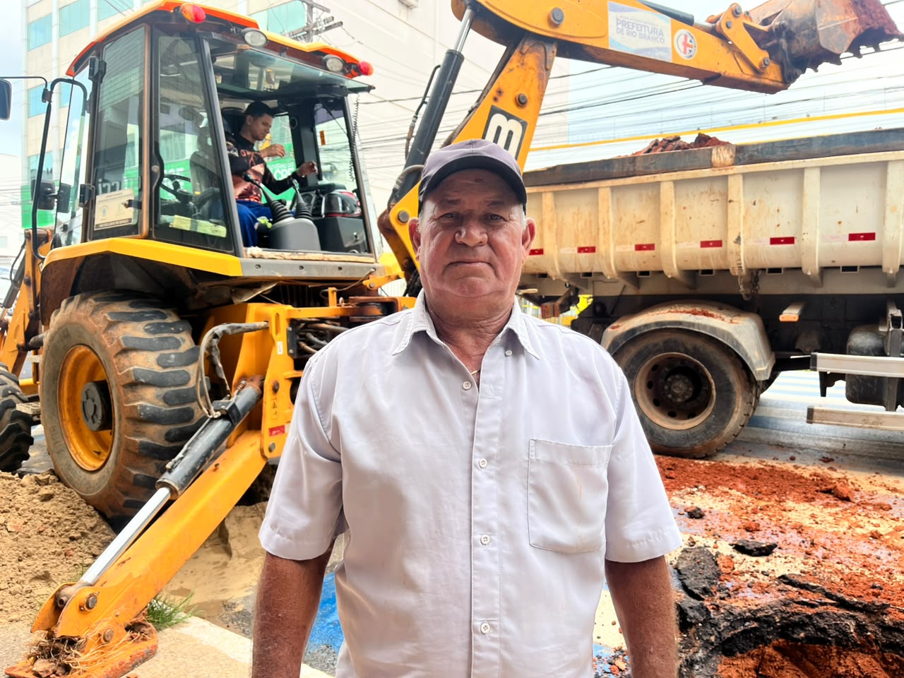 Aqui, como é coisa antiga, sempre acontece esse tipo de problema. Essas erosões, a gente vai consertando todas”, explicou o encarregado. (Foto: Marcos Araújo/Secom)